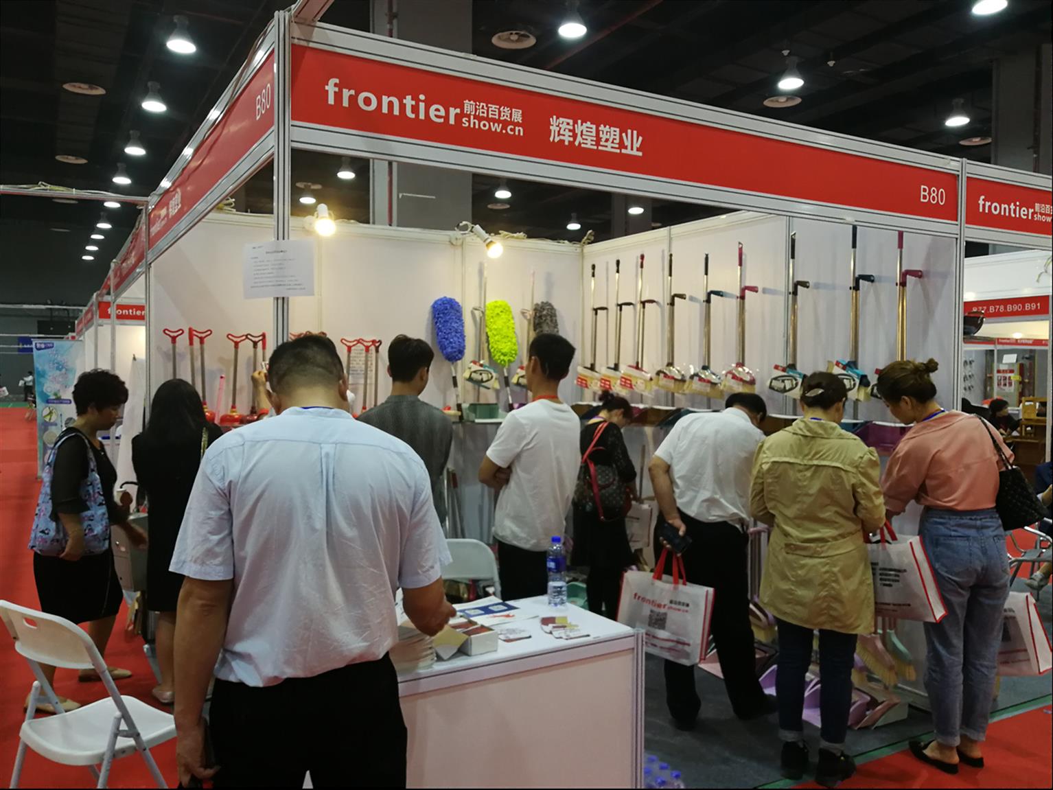 袋芝蓮攜創(chuàng)新產(chǎn)品驚艷亮相上海日用品展覽會，抽取式保鮮袋引領便捷生活新潮流